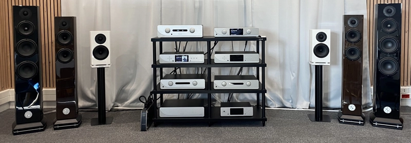 Auditorium d'écoute HiFi Quimper avec enceintes colonnes et électroniques sur rack