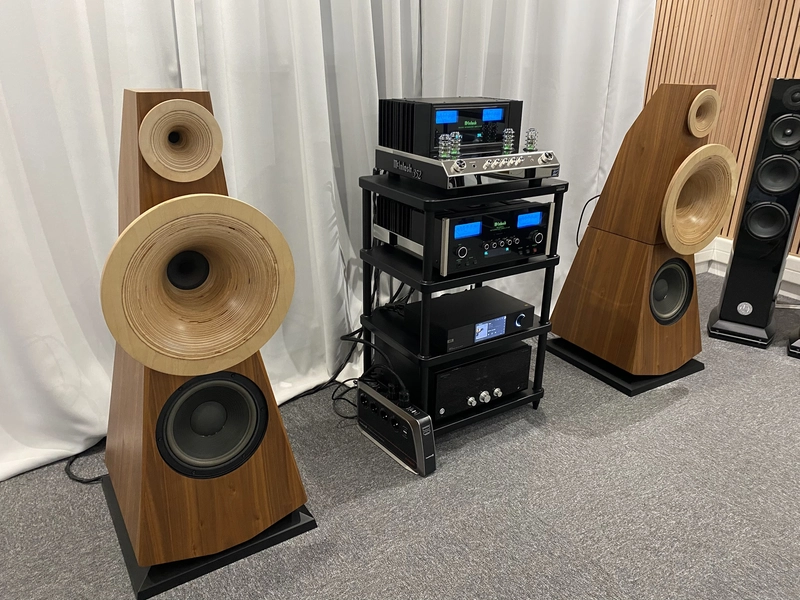Enceintes à pavillon en bois clair et électroniques haut de gamme dans l'auditorium de HiFi Quimper