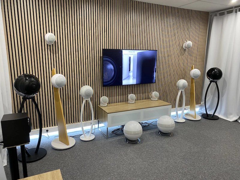 Espace de démonstration home cinéma HiFi Quimper avec écran, enceintes satellites et caisson de basses