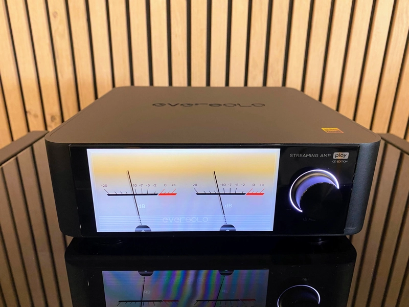 Vu-metres face avant amplificateur connecté Eversolo Play