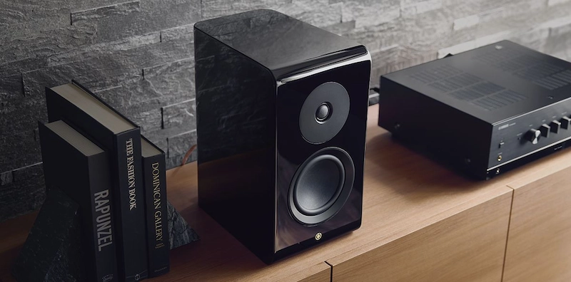 Yamaha NS-600A – enceinte bibliothèque en perspective, finition piano black