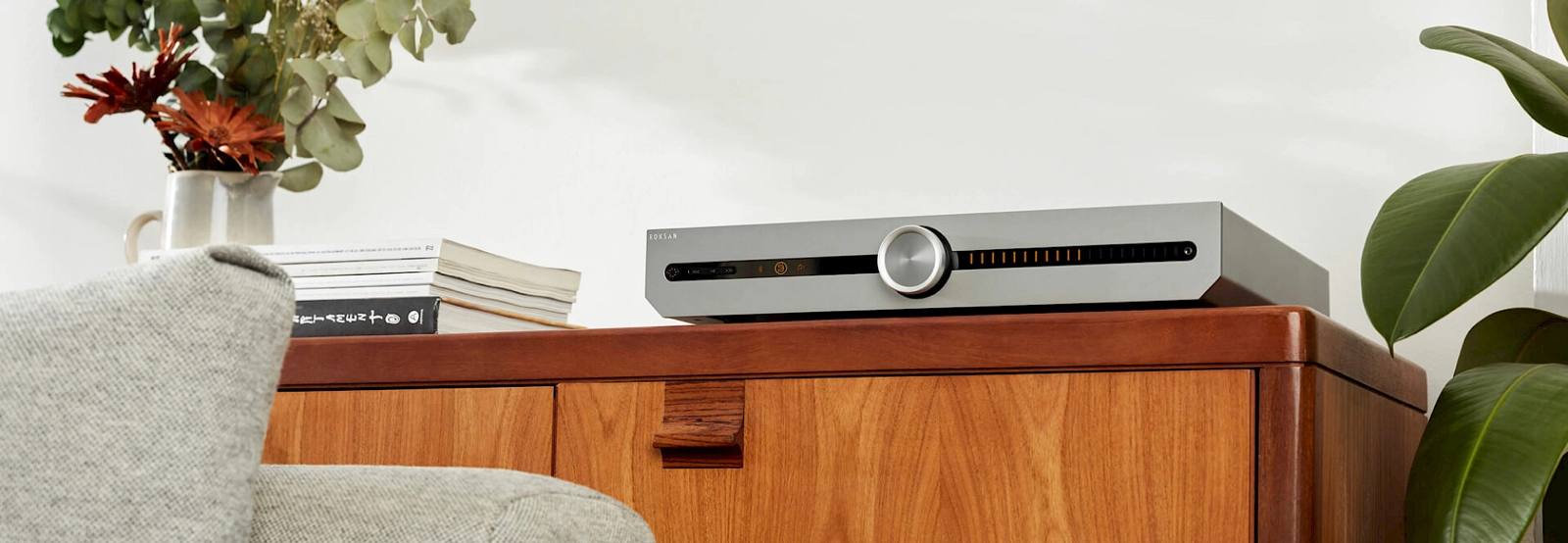Amplificateur connecté Roksan Attessa BluOS – vue en situation (Silver)