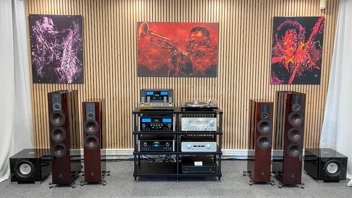Auditorium principal de HiFi Quimper avec deux paires d'enceintes colonnes et rack d'électroniques
