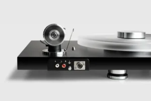 Platine vinyle Pro-Ject Debut Reference 10 - Vue connecteurs sortie audio