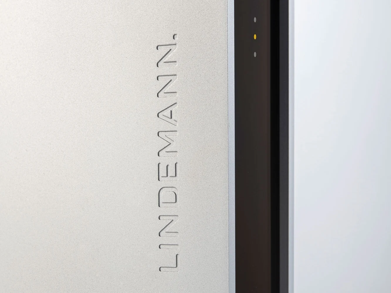 Détail de la façade en aluminium du Lindemann Musicbook Power II