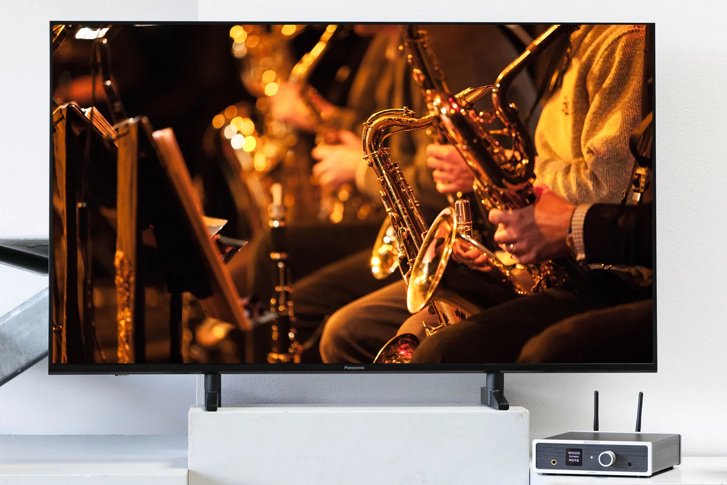 Lecteur réseau Lindemann Woodnote raccordé à un téléviseur en HDMI eARC