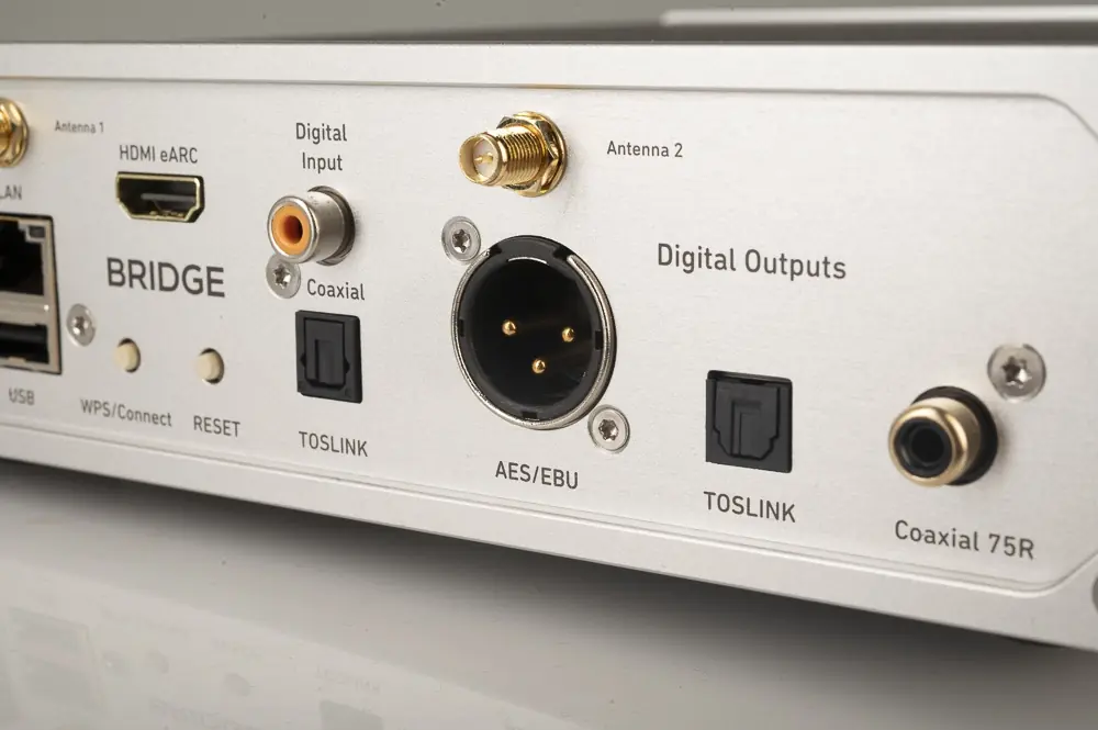 Connectique arrière du Lindemann Woodnote Bridge : AES/EBU XLR, coaxial 75 ohms, Toslink, HDMI eARC, LAN et USB