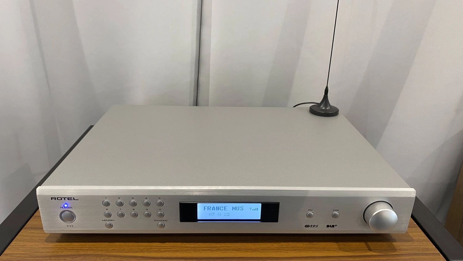 Tuner Rotel T11 affichant France Musique reçue en DAB+